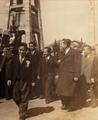 1950年　伊勢吉社長の案内で昭和天皇が工場へいらっしゃった際の写真
